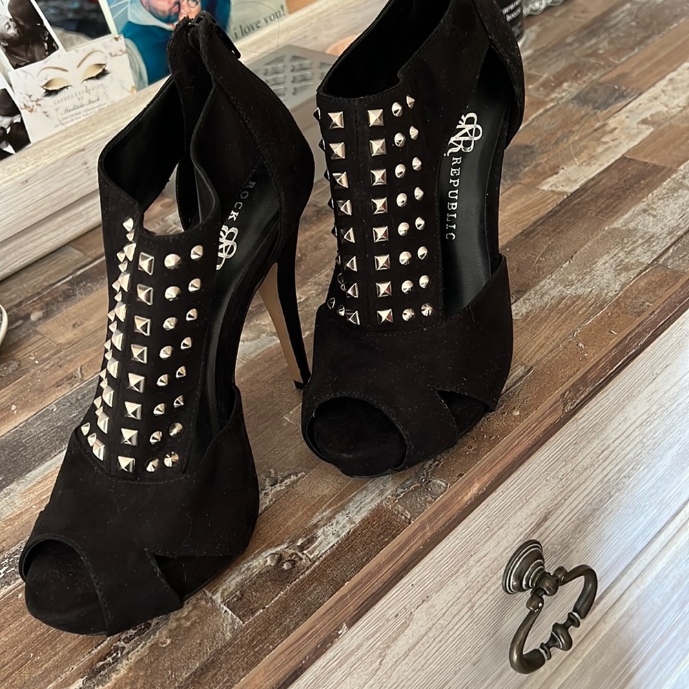 Women’s size 8 Rock & Republic used stilletto black studded heels